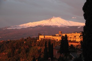 Taormina e l'Etna innevato